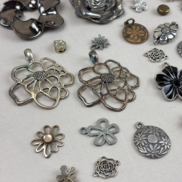Pendant Charm Craft Jewelry Lot - 40+ Floral Flower Glass Metal - Picture 7 of 11